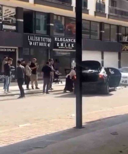 iki taraf arasında çıkan kavgada lüks otomobil hasar gördü