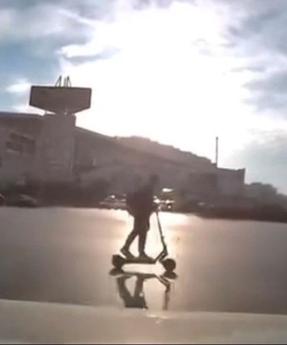 Işık ihlali yapan scooter sürücüsü kazadan kıl payı kurtuldu