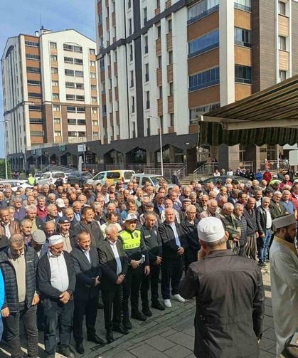 İstanbul'da trafik kazasında ölen genç Trabzon'da son yolculuğuna uğurlandı