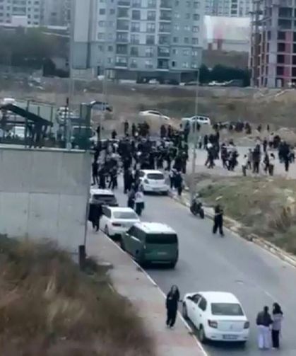 Lisede öğrenciler arasında henüz belirlenemeyen bir nedenle kavga çıktı. Olay yerine polis ve sağlık ekipleri sevk edildi.