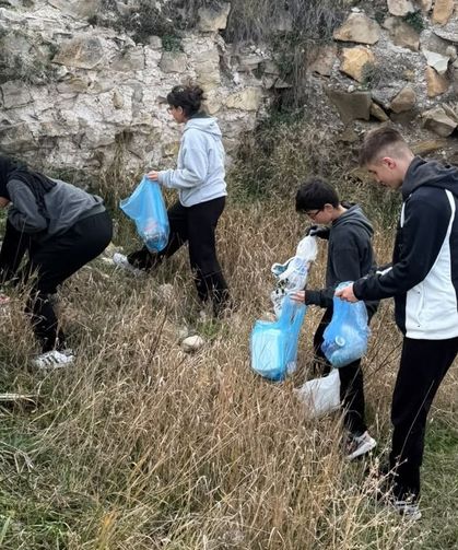Öğrenciler Bayburt Kalesi'nin çevresini temizledi