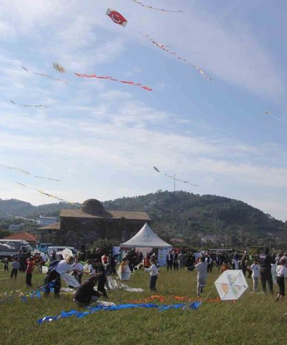 Ordu'da yüzlerce çocuk Yason Burnu'nda uçurtma uçurdu