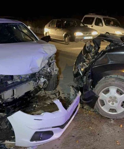 Otomobil ile hafif ticari araç çarpıştı: 5 yaralı