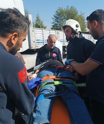 Otomobil kamyonunun altına girdi: 2'si ağır 3 yaralı