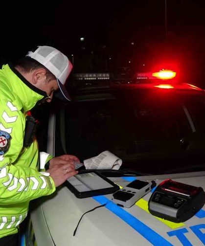 Polisin 'Dur' ihtarına uymadı, kaçarken bir motorsiklete çarptı, yakalandığında 0,83 promil alkollü çıktı, 265 bin lira ceza yedi
