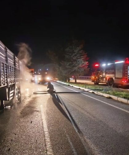 Seyir halindeki tırda yangın çıktı