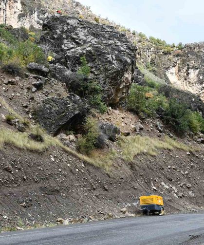 Şırnak yollarında Karadeniz ekiplerinin kaya operasyonu