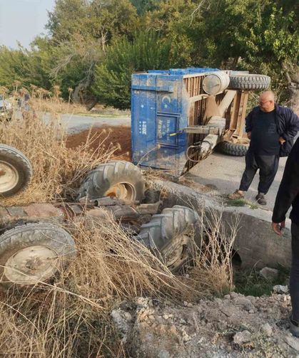 Toprak yüklü traktör dereye uçtu: 1 yaralı