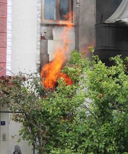 Tüp parladı, ev alevlere teslim oldu