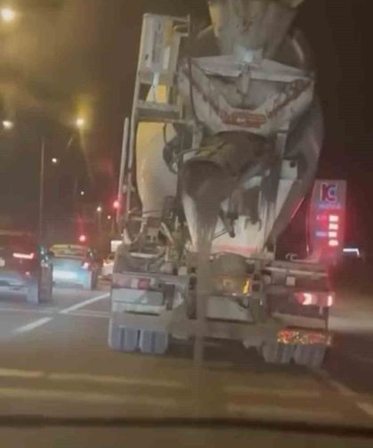 Yola harç dökerek ilerleyen beton mikseri kamerada