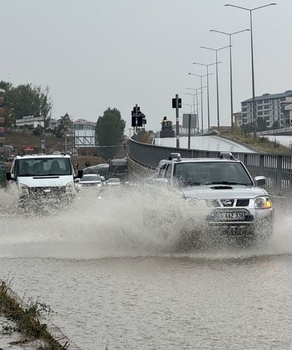 Bayburt’ta Sağanak ve Dolu Etkili Oldu: Araziler Beyaza Büründü