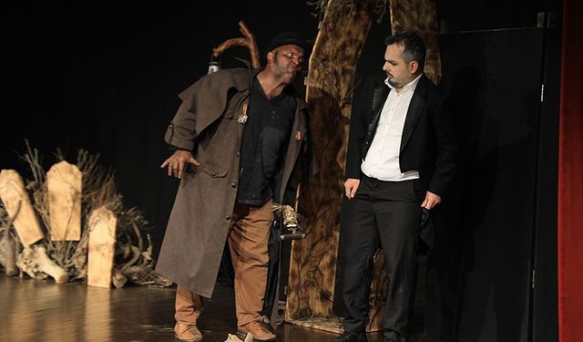 Akçaabat’ta ‘Koleksiyoncu’ Adlı Tiyatro Sahnelendi