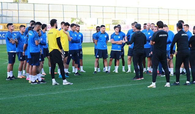 Çaykur Rizespor Teknik Direktörü İlhan Palut, Kayseri maçı öncesi oyuncularına adeta psikolojik terapi uyguluyor