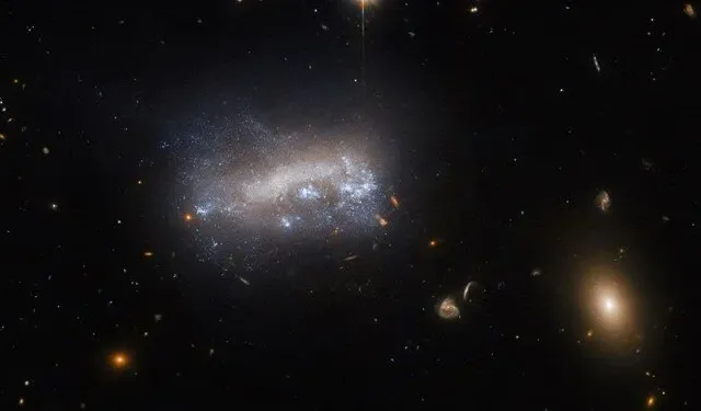Hubble, 52 Milyon Işık Yılı Uzaklıktaki Galaksiyi Kaydetti: Yıldız Oluşumunda Dramatik Etkiler