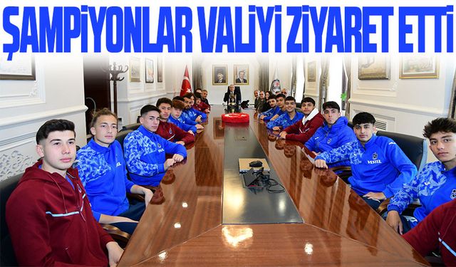 Türkiye Şampiyonu Olan Yavuz Sultan Selim Anadolu Lisesi Futbol Takımı Vali Aziz Yıldırım'ı Ziyaret Etti
