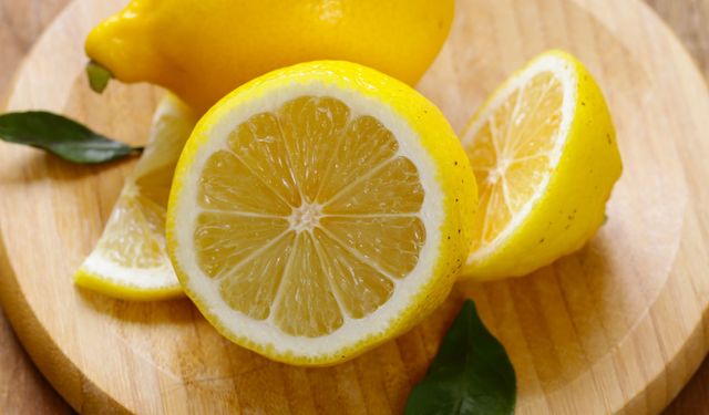 Sabahları bir bardak içenler sağlıklı yaşayacak! Limonlu su içmeyenler dikkat