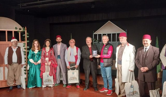 Tiyatro Tutkunları Trabzon'da Buluşuyor: 3. Tiyatro Festivali Heyecanla Sürüyor!