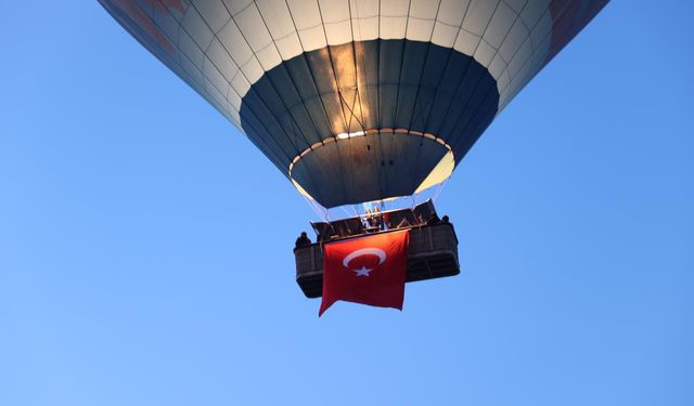 Kapadokya'da 19 Mayıs Coşkusu: Sıcak Hava Balonlarında Türk Bayrakları Dalgalanıyor