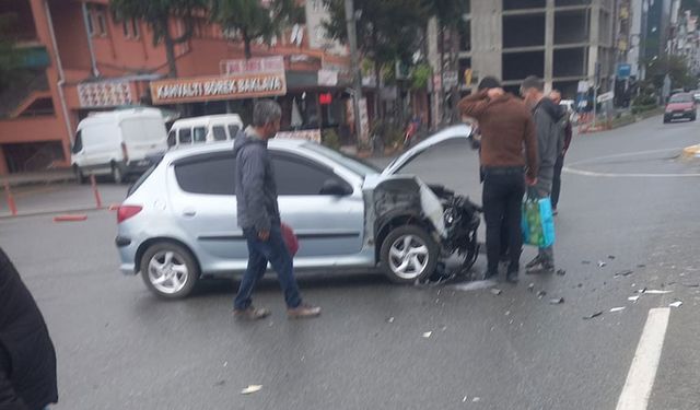 Araklı’da 2 araç çarpıştı, araçlarda ağır hasar oluştu