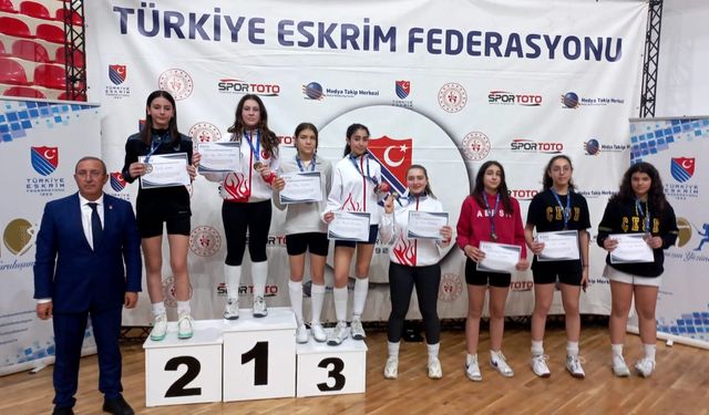 Trabzonspor'un Genç Yeteneği Belfin Kara, U14 Kadınlar Epe Türkiye Şampiyonasında Gümüş Madalya Kazandı