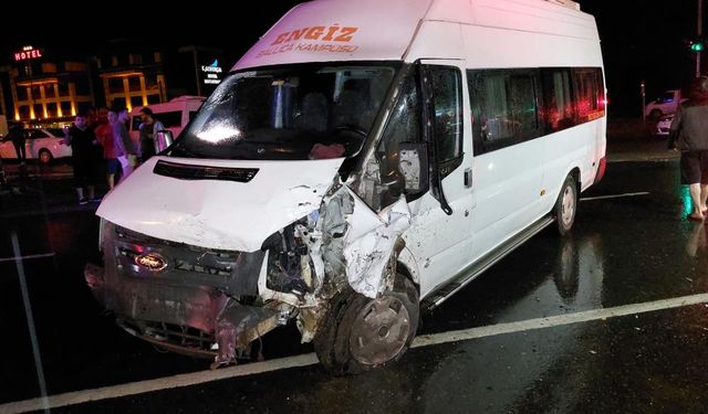 Samsun’da Minibüs ile Otomobil Çarpıştı: 5 Yaralı