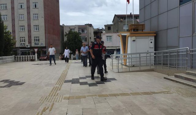 Hem Ehliyetsiz Hem de Polise Saldırgan: Polis Memurunu Yaralayan 2 Kişi Tutuklandı