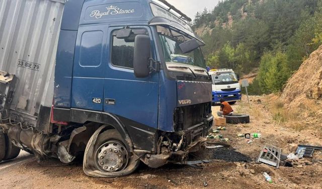 Tersun Dağı Geçidinde Tır Devrildi! Makarnalar Yola Saçıldı