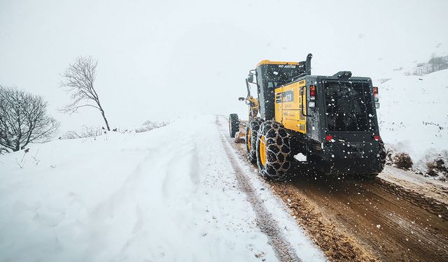 Rize’de Kar Yağışı Hayatı Felç Etti: 21 Köy Yolu Kapandı