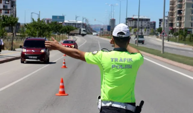 2025 Trafik Cezaları Açıklandı: Kırmızı Işıkta Geçen Yandı! İşte Cezası...