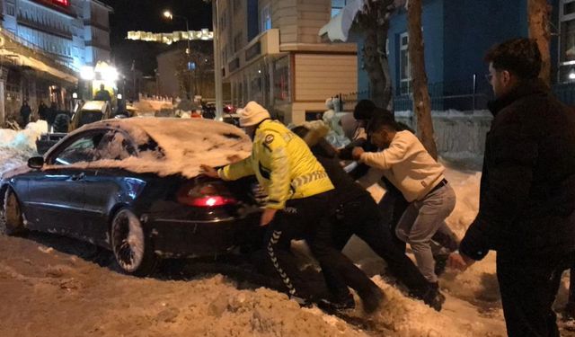 Bayburt’ta Mercedes Sürücüsünün İmdadına Esnaf ve Vatandaşlar Yetişti