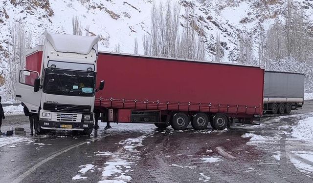 Yollarda kar ve buzlanma kazalara davetiye çıkarıyor; Tır makasladı