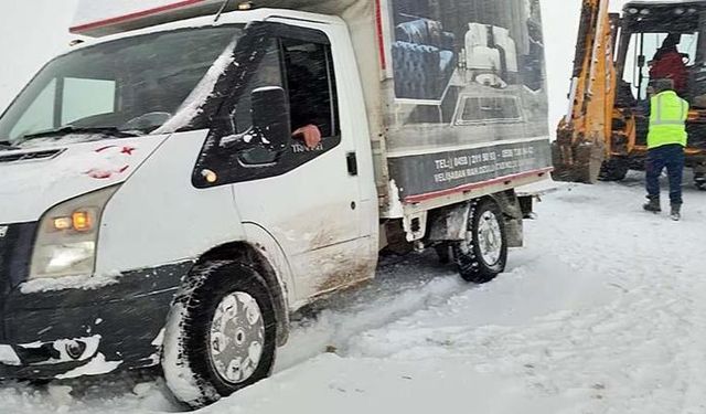 BAYBURT Kar nedeniyle yolda kalan kamyonet, iş makinesiyle kurtarıldı