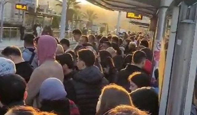 İstanbul'da toplu ulaşım çilesi: Tramvay duraklarında yoğunluk yaşandı