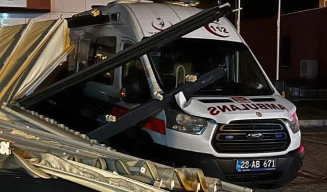 Giresun'da Fırtına Felaketi: Çatı Ambulans ve Araçların Üzerine Düştü