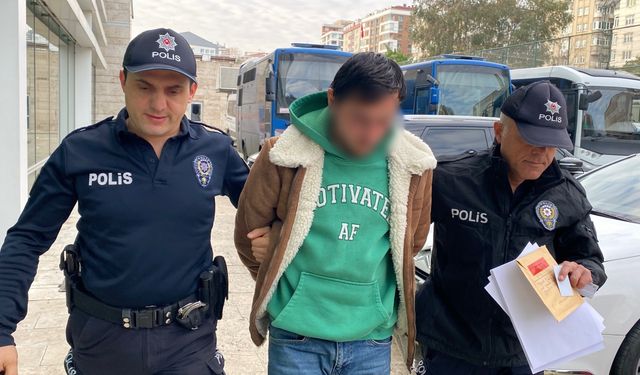 Yolun karşısına geçmek isteyen çifte otomobil çarptı; 1 ölü, 1yaralı