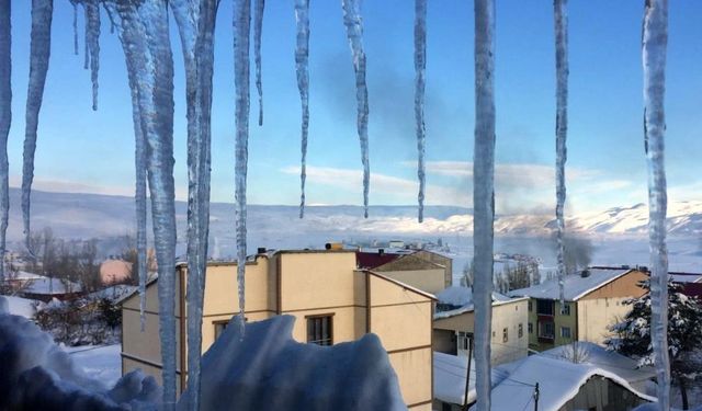 Bayburt’ta Dondurucu Soğuklar: Çatıların Buz Sarkıtları Temizleniyor