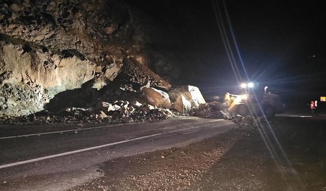 Artvin-Ardahan Karayolunda Heyelan Nedeniyle Trafik 2 Saat Boyunca Kapalı Kaldı!