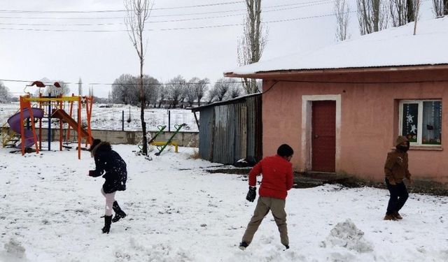 Bayburt’ta Kar Yağışı Kent Merkezini Beyaza Bürüdü