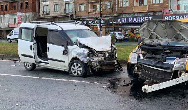 Karadeniz Sahil Yolunda Kavşakta Korkutan Kaza: 2 Yaralı