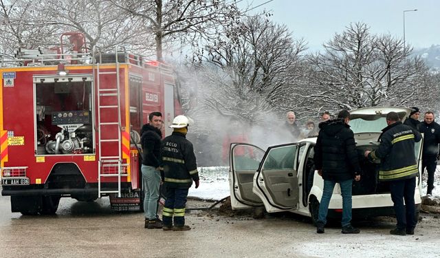 Bolu - Otomobildeki yangını, iş makinesiyle toprak dökerek söndürdü