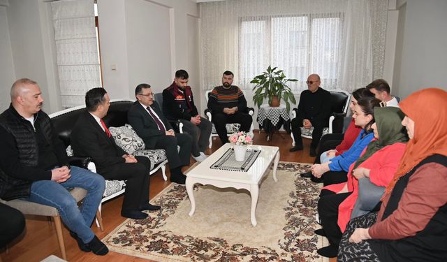 Genç, Acıyı Paylaştı: Sinan Saraç’ın Ailesine Duygusal Ziyaret, Trabzon’da Dayanışma Rüzgarı!