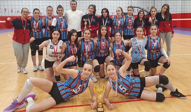 Küçük Kızlar Voleybol İl Birinciliği finalinde Bordo Mavi 61 Spor, şampiyon oldu