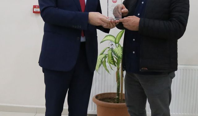 GÜKAV Üyelerine Anlamlı Teşekkür! Rektör Zeybek Plaketle Onurlandırdı