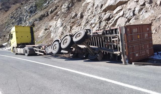 Artvin’de Korkutan Kaza! Tırın Konteyneri Yola Devrildi