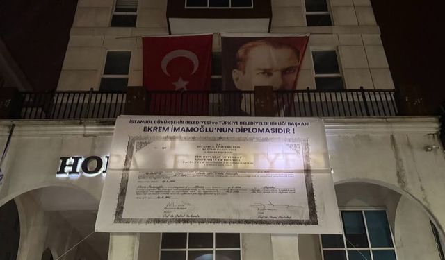 Hopa Belediyesi’nden Şaşırtan Hamle! İmamoğlu’nun Diplomasını Binaya Astılar