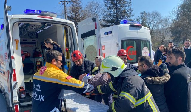 Çocuk sporcuları taşıyan minibüs kaza yaptı, 7 yaralı