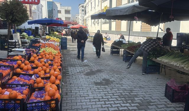 Pazar yerinin değişmesini istemeyen esnaf, satışları durdurdu /Video eklendi