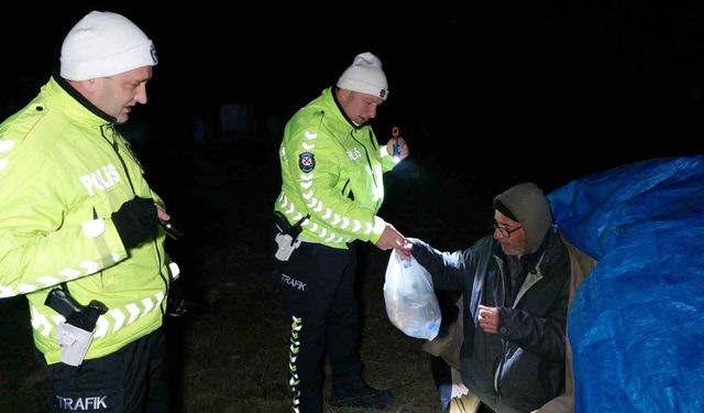 Yol kenarında çadırı fark eden polisler hayat kurtardı