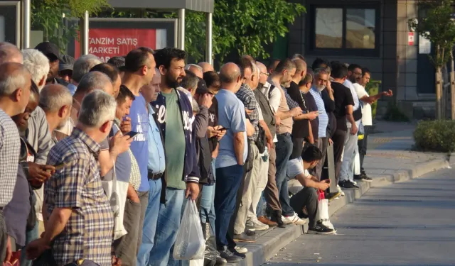 İzmir’de 23 Bin İşçi Greve Gitti: Otobüs Duraklarında Yoğunluk