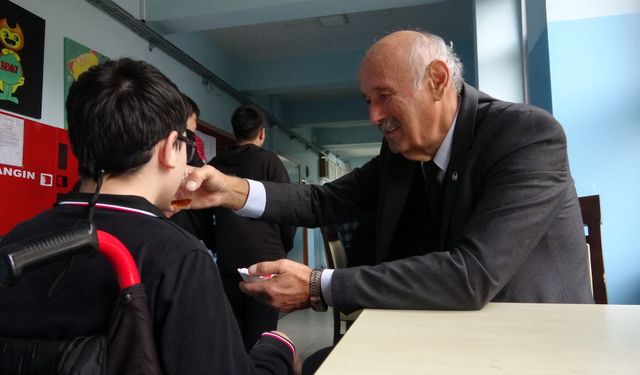 Emekli Öğretmenden Gönüllü Eğitim Desteği